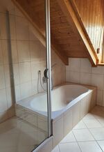 Badezimmer mit Dusche und Badewanne Badezimmer mit Dusche und Badewanne