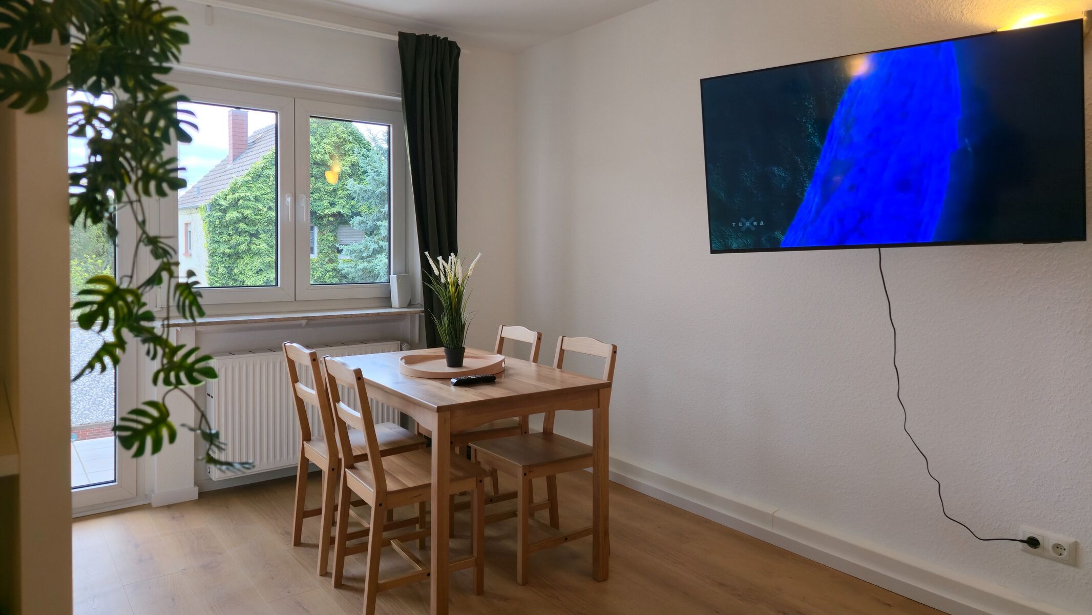 Gemütlicher Esstisch mit Smart-TV Gemütlicher Esstisch mit Smart-TV