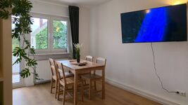 Gemütlicher Esstisch mit Smart-TV Gemütlicher Esstisch mit Smart-TV