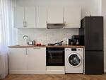 Praktische Küche mit allem, was du brauchst: großer Kühlschrank, moderner Backofen, Kochfeld, Kaffeemaschine und Waschmaschine. Hier gelingt jedes Gericht mühelos - ideal für Selbstversorger und entspannte Abende nach einem Tag in Kiel. Praktische Küche mit allem, was du brauchst: großer Kühlschrank, moderner Backofen, Kochfeld, Kaffeemaschine und Waschmaschine. Hier gelingt jedes Gericht mühelos - ideal für Selbstversorger und entspannte Abende nach einem Tag in Kiel.