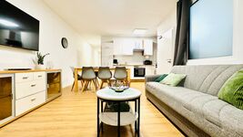 Wohnzimmer / Esszimmer bis 7 Personen mit TV und Schlafcouch Wohnzimmer / Esszimmer bis 7 Personen mit TV und Schlafcouch