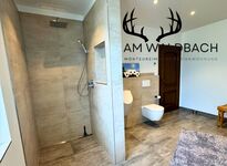 Badezimmer mit Dusche, WC & Pissoir Badezimmer mit Dusche, WC & Pissoir