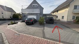 Langer Parkplatz für 2 Autos Langer Parkplatz für 2 Autos