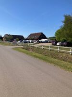 Starßenansicht mit Parkplatz Starßenansicht mit Parkplatz