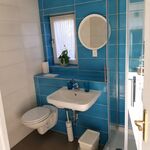Bad mit Fenster und Dusche Bad mit Fenster und Dusche