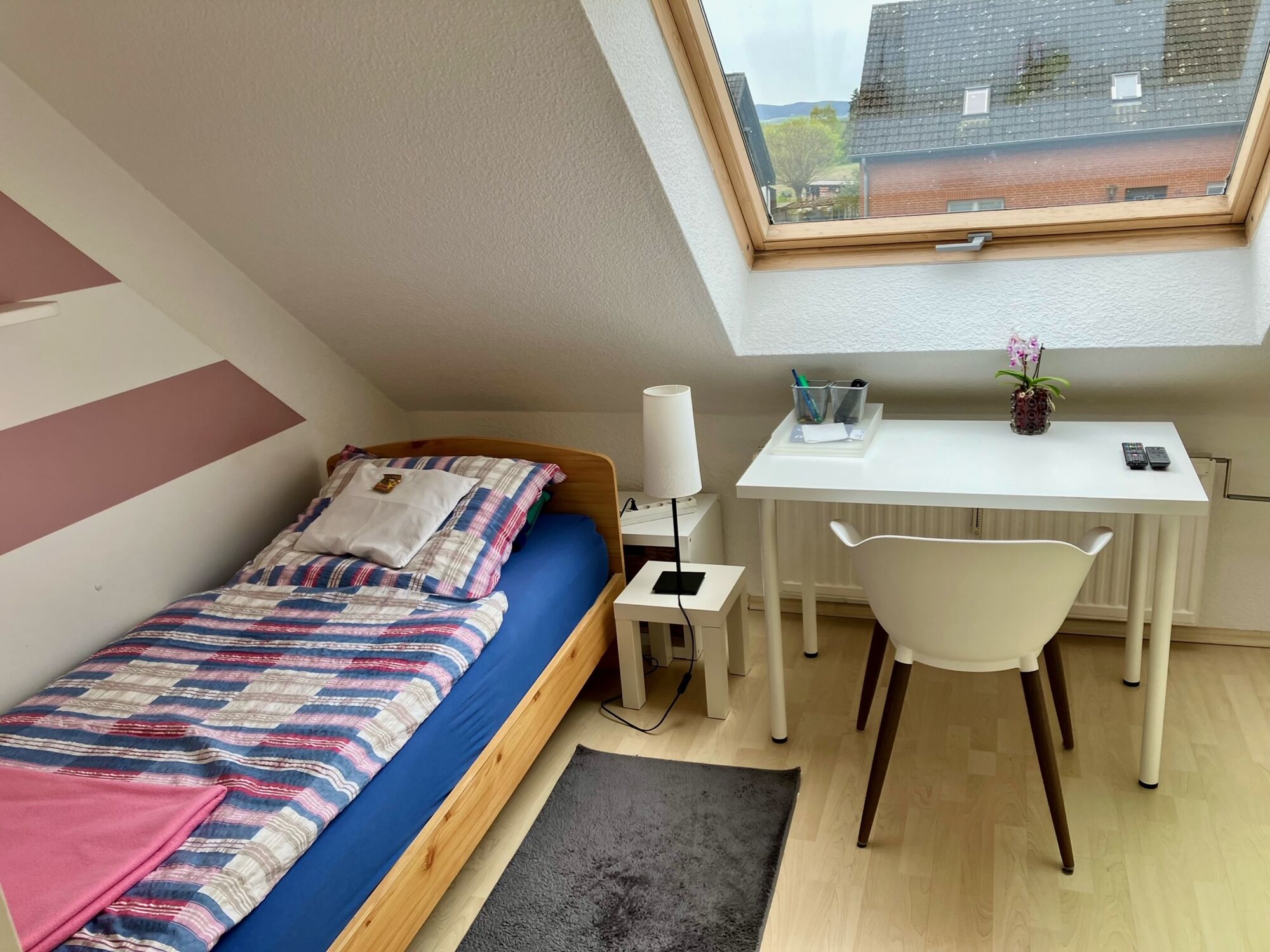Zimmer 2 mit Einzelbett, Schreibtisch, Schrankwand und TV-Ecke. Zimmer 2 mit Einzelbett, Schreibtisch, Schrankwand und TV-Ecke.