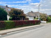 Blick auf freie Parkplätze vorm Haus. Blick auf freie Parkplätze vorm Haus.