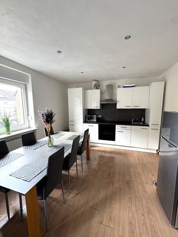 Große Wohnung mit Dachterrasse und Autobahnanbindung Große Wohnung mit Dachterrasse und Autobahnanbindung