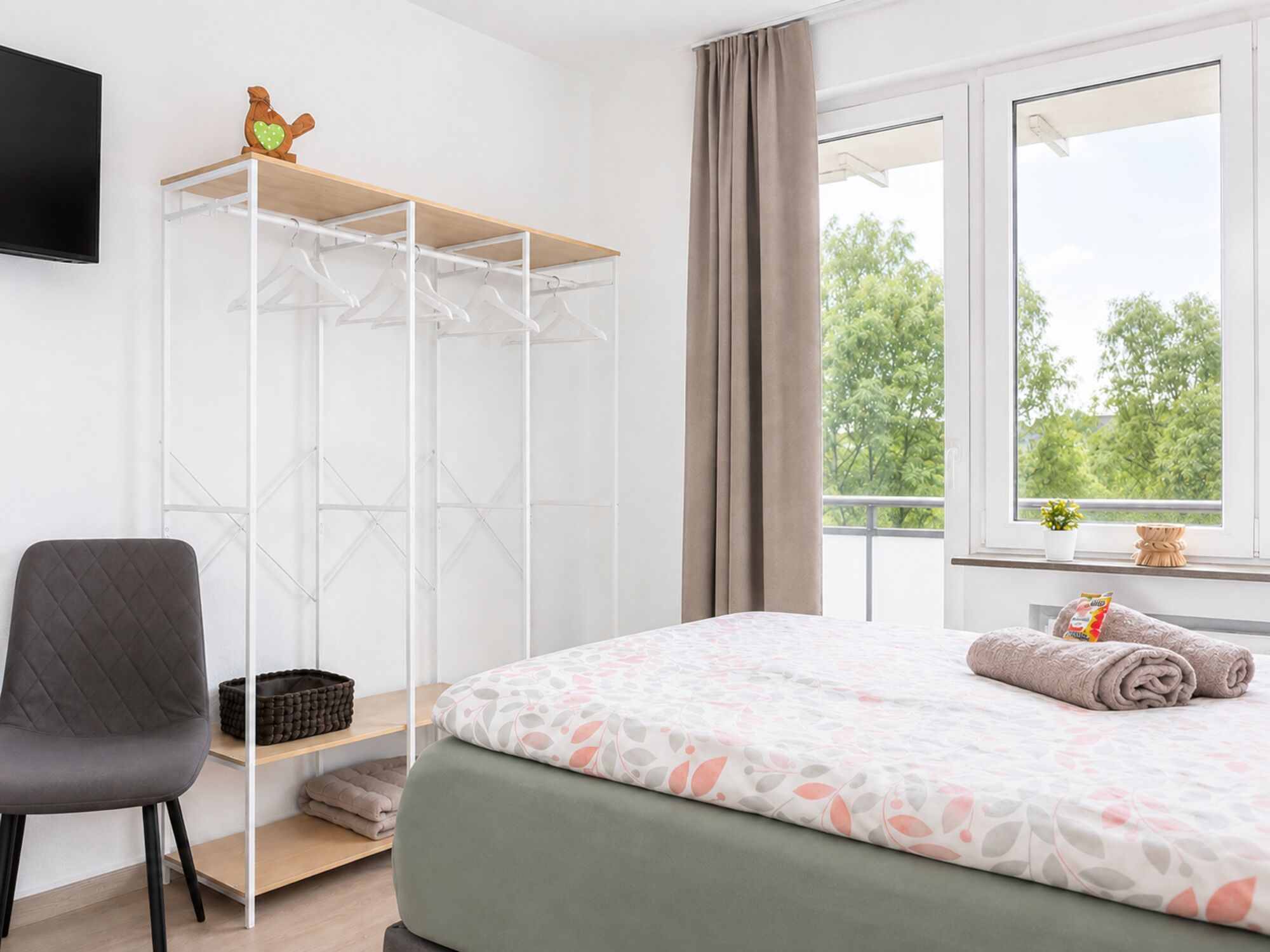 Schlafzimmer3- Aussicht zur Balkontür, Kleiderregal mit ausreichendem Stauraum Schlafzimmer3- Aussicht zur Balkontür, Kleiderregal mit ausreichendem Stauraum