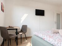 2. Schlafzimmer - Ansicht zur Zimmertür, Smart-TV inkl. 2. Schlafzimmer - Ansicht zur Zimmertür, Smart-TV inkl.