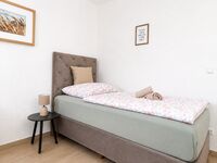 Schlafzimmer2- Ansicht zur Zimmertür und dem zweitem Einzelbett Schlafzimmer2- Ansicht zur Zimmertür und dem zweitem Einzelbett