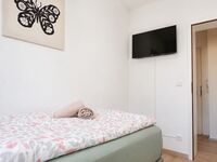 Schlafzimmer1 - Ansicht zur Zimmertür, Smart-TV inklusive. Schlafzimmer1 - Ansicht zur Zimmertür, Smart-TV inklusive.