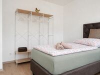 Schlafzimmer2 - Ansicht zum Kleiderregal für 2. Personen mit ausreichendem Stauraum Schlafzimmer2 - Ansicht zum Kleiderregal für 2. Personen mit ausreichendem Stauraum