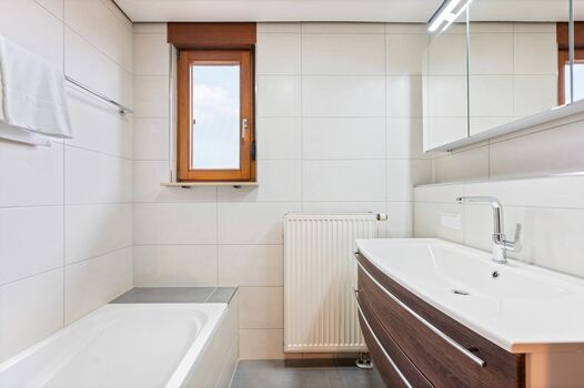 Badezimmer mit Badewanne Badezimmer mit Badewanne