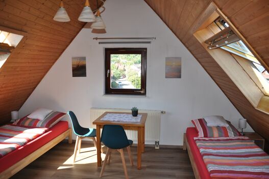 Schöne DG-Wohnung mit Gartensitzplatz Schöne DG-Wohnung mit Gartensitzplatz