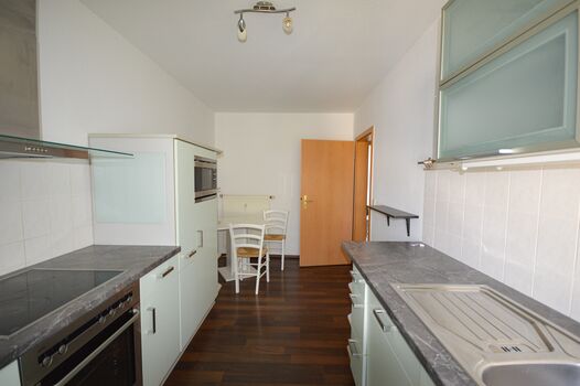 Tisch und Sitzmöglichkeit in Küche Tisch und Sitzmöglichkeit in Küche