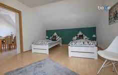 Schlafzimmer 3 mit zwei Einzelbetten, Sitzecke und Smart TV Schlafzimmer 3 mit zwei Einzelbetten, Sitzecke und Smart TV