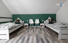 Schlafzimmer 2 mit zwei Einzelbetten, Sitzecke und Smart TV Schlafzimmer 2 mit zwei Einzelbetten, Sitzecke und Smart TV