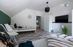 Schlafzimmer 2 mit zwei Einzelbetten, Sitzecke und Smart TV Schlafzimmer 2 mit zwei Einzelbetten, Sitzecke und Smart TV