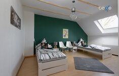 Schlafzimmer 1 mit zwei Einzelbetten, Sitzecke und Smart TV Schlafzimmer 1 mit zwei Einzelbetten, Sitzecke und Smart TV