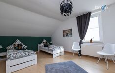 Schlafzimmer 3 mit zwei Einzelbetten, Sitzecke und Smart TV Schlafzimmer 3 mit zwei Einzelbetten, Sitzecke und Smart TV