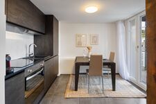 Kochzeile mit grossem, Kochfeld, Backofen und Kühlschrank/ Tiefkühler Kochzeile mit grossem, Kochfeld, Backofen und Kühlschrank/ Tiefkühler