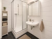 Badezimmer mit Dusche und WC Badezimmer mit Dusche und WC