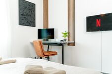 moderner Arbeitsplatz mit elektrisch höhenverstellbaren Arbeitstisch, 4K-28-Zoll Monitor (inkl. aller Anschlusskabel), Maus, sowie einem Smart-TV moderner Arbeitsplatz mit elektrisch höhenverstellbaren Arbeitstisch, 4K-28-Zoll Monitor (inkl. aller Anschlusskabel), Maus, sowie einem Smart-TV
