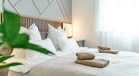 King-Size Bett mit Daunendecken und Baumwollüberzüge (optional auch Allergikerbettwäsche vorhanden) für besten Schlafkomfort King-Size Bett mit Daunendecken und Baumwollüberzüge (optional auch Allergikerbettwäsche vorhanden) für besten Schlafkomfort