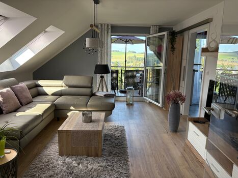 Wohnzimmer mit Zugang Loggia Wohnzimmer mit Zugang Loggia