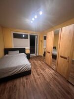 Geräumiges Einzelzimmer mit Balkon, komfortablem Bett, viel Stauraum im Kleiderschrank und Laminatboden. Ruhig gelegen und ideal für Monteure. Geräumiges Einzelzimmer mit Balkon, komfortablem Bett, viel Stauraum im Kleiderschrank und Laminatboden. Ruhig gelegen und ideal für Monteure.