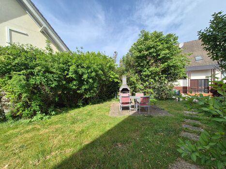 Im schönen, großzügigen Garten steht Ihnen auch eine Grillmöglichkeit zur Verfügung! / The beautiful, spacious garden also offers a barbecue area for your use! Im schönen, großzügigen Garten steht Ihnen auch eine Grillmöglichkeit zur Verfügung! / The beautiful, spacious garden also offers a barbecue area for your use!