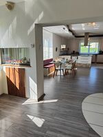 Großes Wohn- und Esszimmer. Mit offener Küche Großes Wohn- und Esszimmer. Mit offener Küche