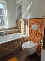 Badezimmer mit Badewanne, Dusche und Toilette Badezimmer mit Badewanne, Dusche und Toilette