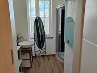 Badezimmer 2 mit Duschkabine und Waschbecken Badezimmer 2 mit Duschkabine und Waschbecken