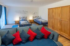 Schlafzimmer mit 2 Einzelbetten, Schlafsofa, Zellbachblick 1. OG Schlafzimmer mit 2 Einzelbetten, Schlafsofa, Zellbachblick 1. OG