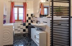 Bad Attelbllick mit Dusche, WC, Urinal, Waschmaschine Bad Attelbllick mit Dusche, WC, Urinal, Waschmaschine