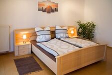 Schlafzimmer mit Ehebett 1. OG Zellbachblick Schlafzimmer mit Ehebett 1. OG Zellbachblick