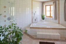 Bad mit WC, Dusche, Wanne 1. OG Zellbachblick Bad mit WC, Dusche, Wanne 1. OG Zellbachblick