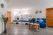 Gemütlicher Kachelofen mit Schlafsofa Attelblick EG Gemütlicher Kachelofen mit Schlafsofa Attelblick EG
