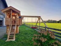 Spielhaus mit Schaukeln, Rutsche Spielhaus mit Schaukeln, Rutsche