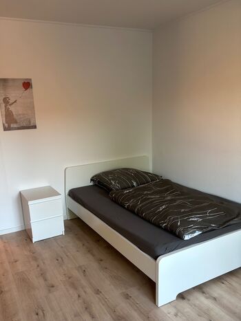 Mitarbeiterwohnung in Wunstorf – 4 Zimmer, voll möbliert Zdjęcie 3 Mitarbeiterwohnung in Wunstorf – 4 Zimmer, voll möbliert Zdjęcie 3