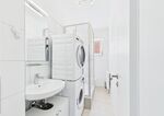 Bad mit Dusche, Waschmaschine & Trockner Bad mit Dusche, Waschmaschine & Trockner