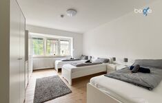 Schlafzimmer 2 mit zwei Einzelbetten, Sitzecke und Smart TV Schlafzimmer 2 mit zwei Einzelbetten, Sitzecke und Smart TV