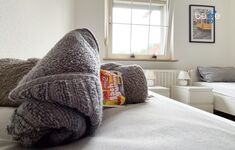 Schlafzimmer 1 mit zwei Einzelbetten, Sitzecke und Smart TV Schlafzimmer 1 mit zwei Einzelbetten, Sitzecke und Smart TV