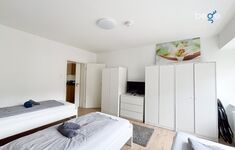 Schlafzimmer 2 mit zwei Einzelbetten, Sitzecke und Smart TV Schlafzimmer 2 mit zwei Einzelbetten, Sitzecke und Smart TV