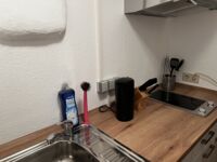 Küche mit Spül- und Reinigungsmittel, Messer, Kochutensilien Küche mit Spül- und Reinigungsmittel, Messer, Kochutensilien