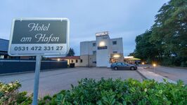 Hoteleingang, kostenfreier Hotelparkplatz Hoteleingang, kostenfreier Hotelparkplatz
