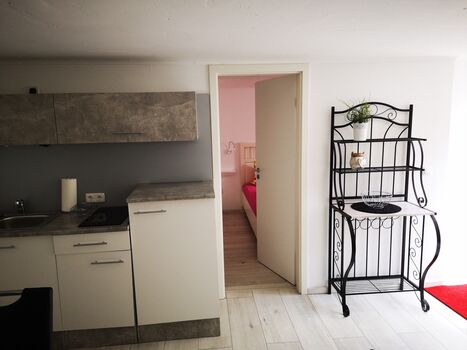 Küchenzeile mit Blick ins Schlafzimmer Küchenzeile mit Blick ins Schlafzimmer