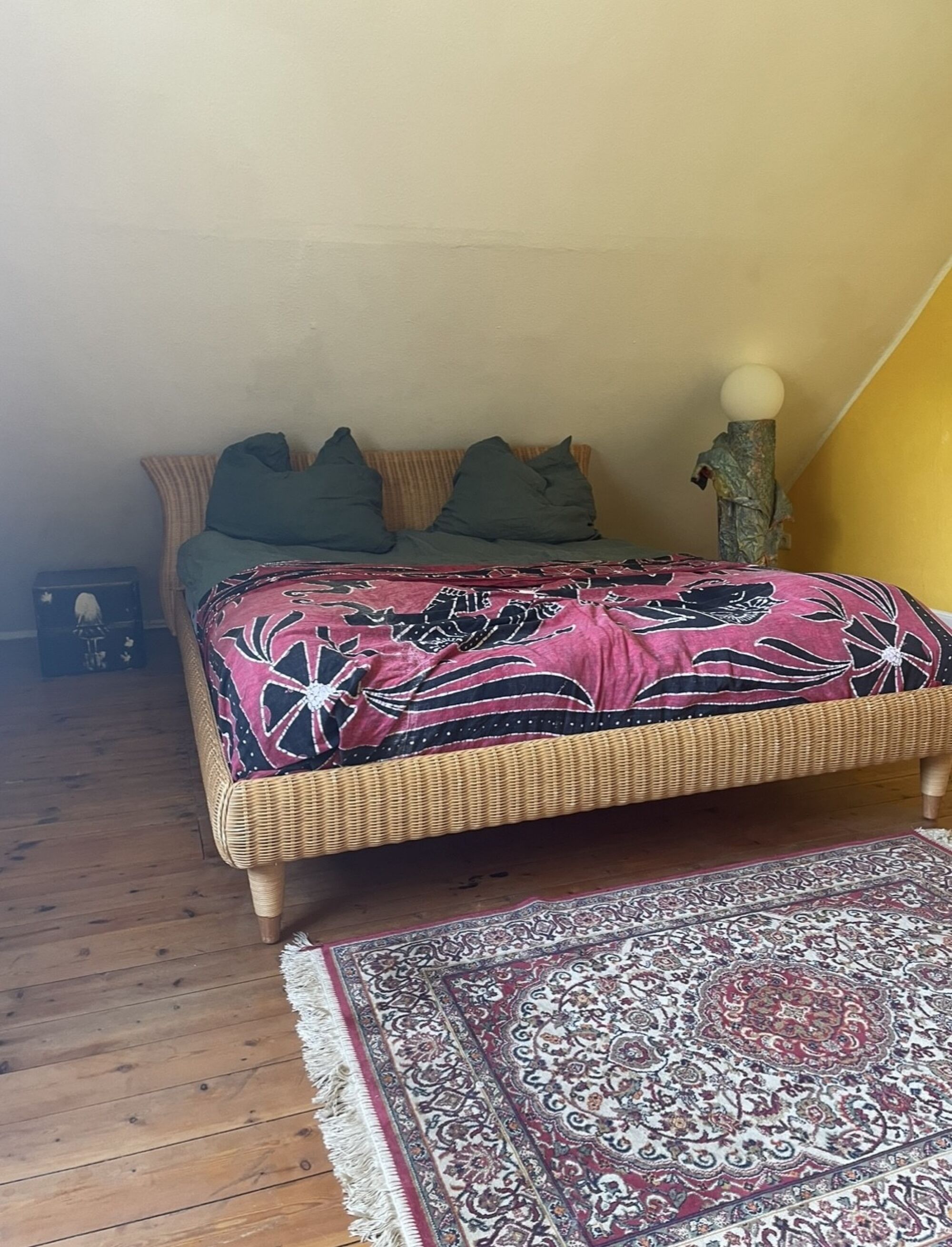 2. Schlafzimmer mit Doppelbett, Schreibtisch, Schaukelstuhl, Kommode und Kleiderständer 2. Schlafzimmer mit Doppelbett, Schreibtisch, Schaukelstuhl, Kommode und Kleiderständer